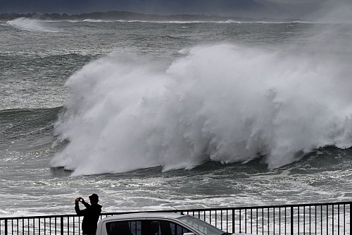 Die Unwetter lösten riesige Wellen aus. - © Dean Lewins/AAP/dpa