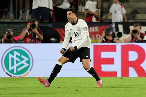 Nadiem Amiri feiert nach seinem ersten Länderspieltreffer. - © Rolf Vennenbernd/dpa