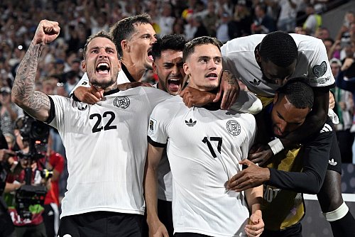 Pure Erleichterung: Deutschlands Spieler jubeln nach dem 3:1 von Florian Wirtz (Nr. 17). - © Federico Gambarini/dpa