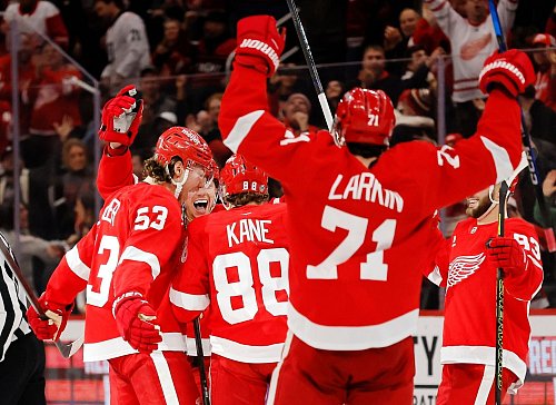 Die Detroit Red Wings um Moritz Seider (links) feiern den fünften Sieg nacheinander. - © Duane Burleson/AP/dpa
