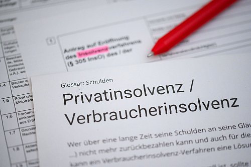 Auch bei den Verbraucherinsolvenzen sind die Zahlen deutlich gestiegen. (Symbolbild) - © Jonas Walzberg/dpa