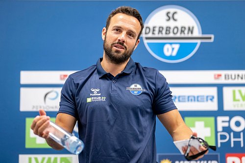 Ralf Kettemann präsentierte sich bei seiner Vorstellung locker und gut gelaunt. - © David Inderlied/dpa