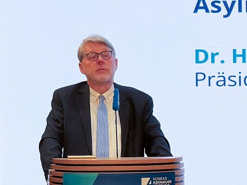 Mit seinem Vortrag bei der Konrad-Adenauer-Stiftung hatte der Präsident des Bundesamts für Migration und Flüchtlinge (Bamf), Hans-Eckhard Sommer, für Schlagzeilen gesorgt. (Archivfoto) - © Anne-Béatrice Clasmann/dpa