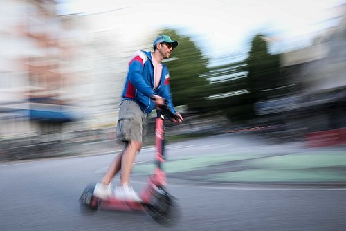 E-Scooter-Fahrer halten sich des ADAC nach am wenigsten an das Halteverbot. - © Christian Charisius/dpa