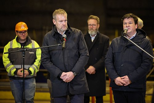 Christoph Morgen und Hendrik Gittermann erschaffen sich als vorläufige Insolvenzverwalter mit ihren Teams einen Überblick über die wirtschaftliche Situation der Unternehmen. - © Christian Charisius/dpa