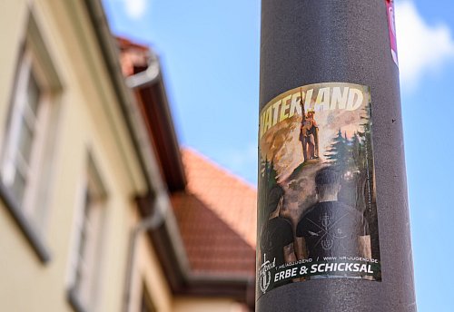 Rechte Aufkleber findet man an vielen Orten in Spremberg. - © Patrick Pleul/dpa