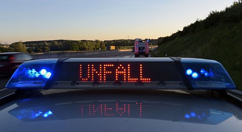 Im Landkreis Gifhorn sind bei einem Unfall mit einem Reisebus mehrere Menschen verletzt worden. (Symbolbild) - © Stefan Puchner/dpa