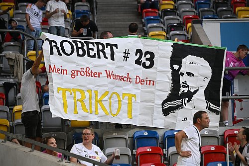 Das Dasein als Fan hätten die meisten Menschen problemlos im Griff, sagt Fan-Experte Martin Huppert. - © Bernd Thissen/dpa