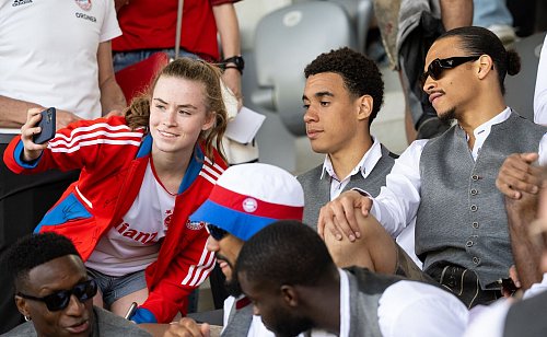 Selfies und Autogramme: Davor können sich Stars wie Musiala und Sane kaum retten. - © Sven Hoppe/dpa