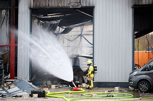 Am Vormittag hatten die Einsatzkräfte den Brand unter Kontrolle. - © Bernd Thissen/dpa
