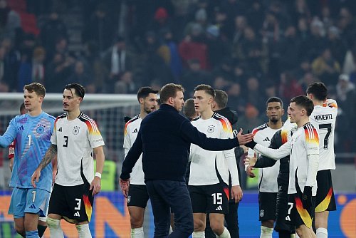 Julian Nagelsmann bedankt sich bei seinen Spielern nach einem guten Länderspieljahr. - © Christian Charisius/dpa