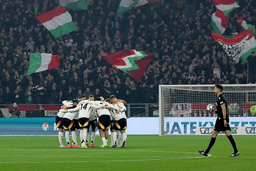 Die Fußball-Nationalmannschaft ist wieder eine verschworene Einheit. Die Titelsehnsucht treibt alle an. - © Christian Charisius/dpa