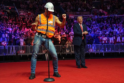 Von der ambivalenten Beziehung der Band zu dem Republikaner ist nichts mehr zu spüren. - © Evan Vucci/AP/dpa