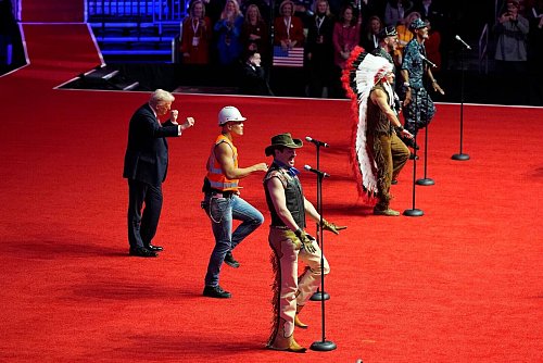 Am Tag vor seiner Vereidigung steht Trump mit den Village People auf der Bühne. - © Alex Brandon/AP/dpa