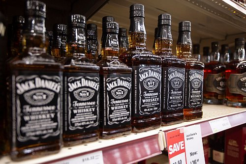Die EU verlangt höhere Zölle auf Whiskey aus den USA. (Archivbild) - © Paul Daly/The Canadian Press/AP/dpa