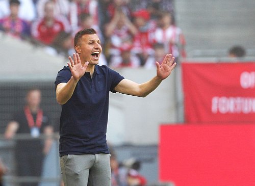 Jakob Fimpel hat Schalke 04 zum zweiten Mal in dieser Saison interimsweise übernommen. - © Roland Weihrauch/dpa