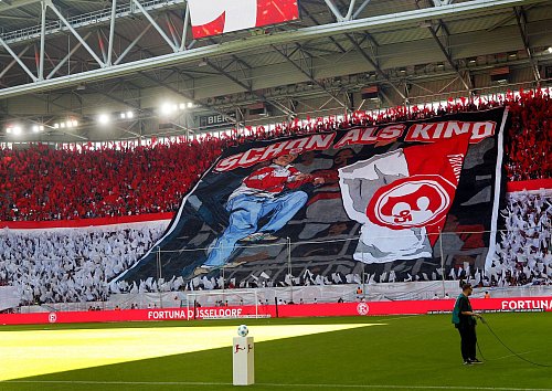 Die Fortuna-Fans zeigten vor dem Spiel stimmungsvolle Choreographien. - © Roland Weihrauch/dpa