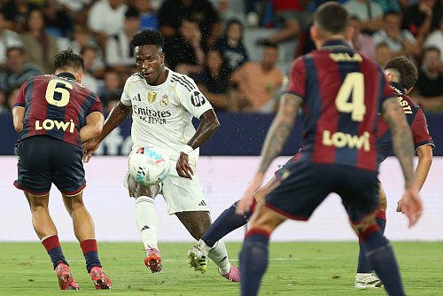 Vinicius Junior (m) sorgte für die Führung gegen Levante - © Alberto Saiz/AP/dpa