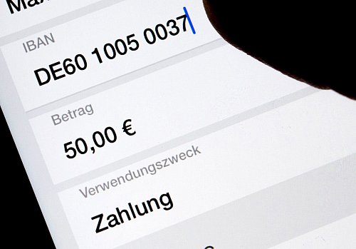 Für Bankkunden gibt es mehr Sicherheit bei Überweisungen. (Symbolbild) - © Monika Skolimowska/dpa-Zentralbild/dpa
