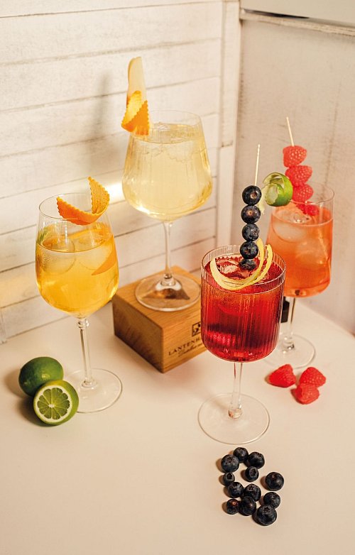 Die Sommer-Cocktails der Destillerie Lantenhammer «Willi Royal» (oben), «Himbeer Spritz» (rechts), «Wilde Heidi» (unten) und «Gipfel Spritz» (links) werden aus Fruchtbrandliqueuren, etwas Saft, Schaumwein oder Tonic Water gemixt. - © Lantenhammer Destillerie/dpa-tmn