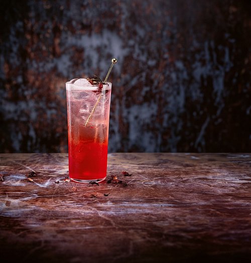 Der Tocktail «Redlips Spritz» besteht aus 10 cl Hibiskustee, 1 cl Amarenasirup, 1 cl Holundersirup, 1 cl Zitronensaft sowie alkoholfreiem Rosé-Sekt oder Vino Frizzante zum Auffüllen. - © Daniel Esswein/dpa-tmn