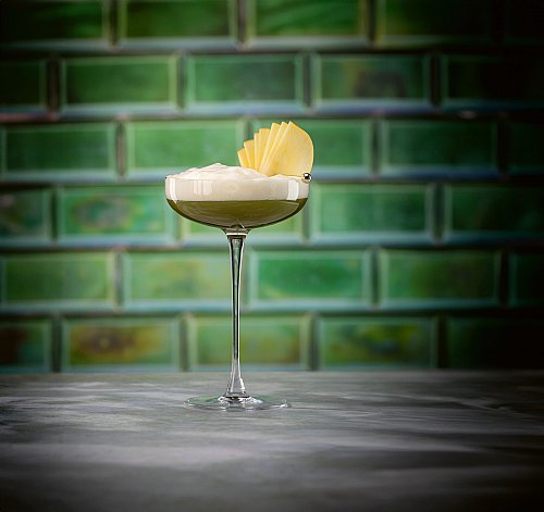 Der Tocktail «Adam & Eva» besteht aus 10 cl grünem Jasmintee, 2 cl Apfelsirup, 2 cl Verjus und wird mit Mandarinenschaum serviert. - © Daniel Esswein/dpa-tmn
