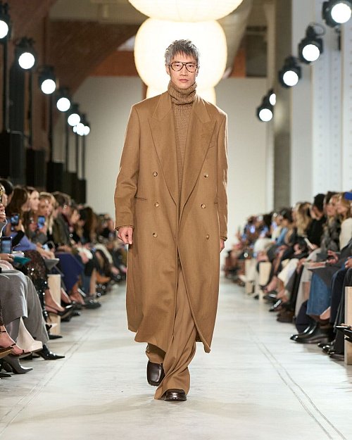 Weite Silhouetten in warmen Karamellbrauntönen wie von der Michael Kors Collection sind diese Wintersaison besonders angesagt (Preis auf Anfrage). - © Isidore Montag/Michael Kors Collection/dpa-tmn