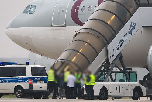 Seit der erneuten Machtübernahme durch die islamistischen Taliban im August 2021 gab es zwei Sammelabschiebungen aus Deutschland, die jeweils von Katar vermittelt wurden. (Archivbild) - © Jan Woitas/dpa