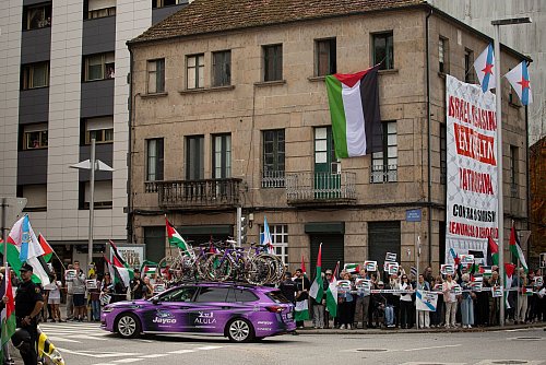 Schon bei der Spanien-Rundfahrt hatte es immer wieder propalästinensische Proteste gegen die Teilnahme eines israelischen Teams gegeben. - © Adrián Irago/EUROPA PRESS/dpa