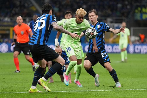 Inter Mailand und der FC Barcelona lieferten sich das nächste packende Duell. - © Antonio Calanni/AP/dpa