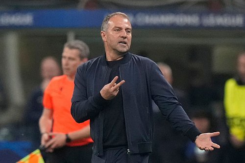 Hansi Flick und der FC Barcelona erlebten erneut einen emotionalen Abend. - © Luca Bruno/AP/dpa