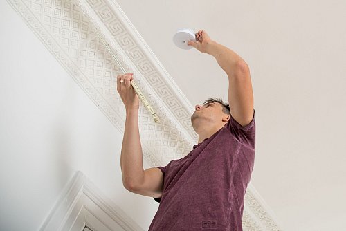 Rauchmelder können Leben retten: Wichtig ist ihre Funktion regelmäßig zu überprüfen. - © Christin Klose/dpa-tmn