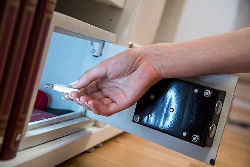 Die Zugangslisten zu seinen Konten sollte man sicher verwahren. - © Christin Klose/dpa-tmn