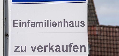 Hausverkauf: Der Frankfurter Immobilienmakler Von Poll Immobilien könnte den Besitzer wechseln (Archivbild) - © Marcus Brandt/dpa