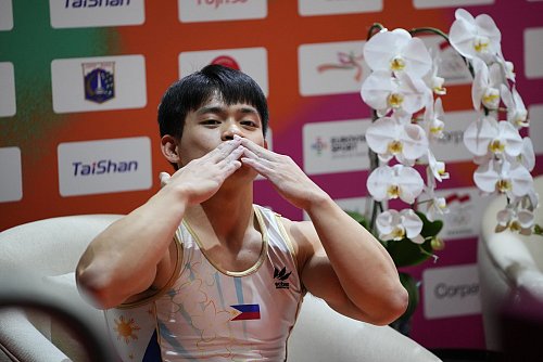 Kusshände vom Sprung-Weltmeister Carlos Edriel Yulo von den Philippinen. - © Achmad Ibrahim/AP/dpa