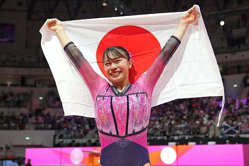 Aiko Sugihara jubelt über ihren Boden-Titel. - © Dita Alangkara/AP/dpa