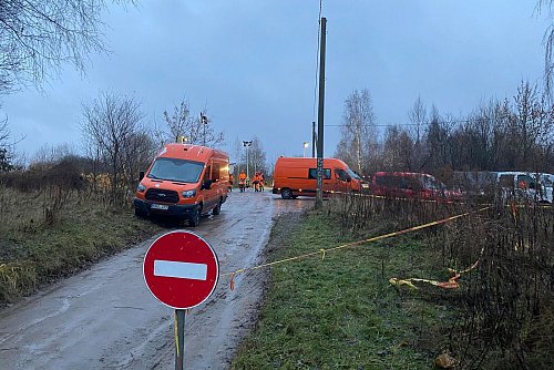 Das Frachtflugzeug war am frühen Montagmorgen kurz vor der geplanten Landung in der Nähe des Flughafens Vilnius in ein Wohngebiet gestürzt und am Boden zerschellt. - © Alexander Welscher/dpa