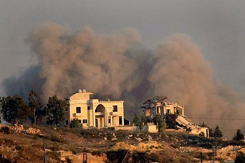 Rauch steigt in einem libanesischen Dorf nach einem israelischen Luftangriff auf. - © Hussein Malla/AP/dpa