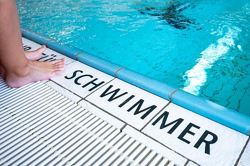 Zu wenig Kinder lernen Schwimmen - nicht zuletzt, weil Schwimmbäder fehlen - © Fabian Sommer/dpa/dpa-tmn