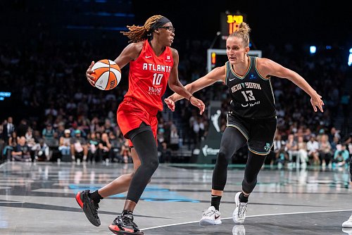 Leonie Fiebich (r) könnte gleich in ihrer ersten Saison den Titel holen. - © Corey Sipkin/AP/dpa