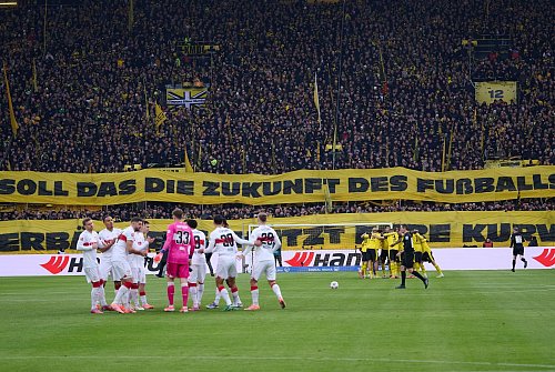 Auch in Dortmund protestierten die Fans: «Soll das die Zukunft des Fußballs sein?» - © Bernd Thissen/dpa