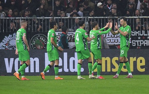 Durften nach langer Zeit wieder über einen Sieg in der Bundesliga jubeln: die Spieler von Borussia Mönchengladbach - © Daniel Bockwoldt/dpa