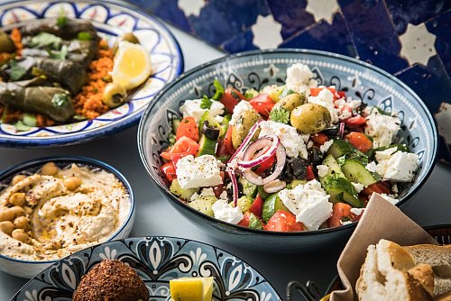 Mediterrane Ernährung: Viele Ballaststoffe, Obst und Gemüse, Nüsse, Samen und Öle wirken sich positiv auf das Mikrobiom im Darm aus. - © Christin Klose/dpa-tmn