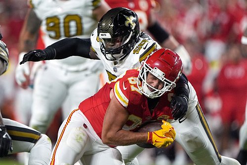 Travis Kelce von den Kansas City Chiefs musste gegen die New Orleans Saints viel einstecken. - © Charlie Riedel/AP/dpa
