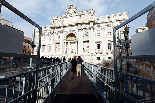 Wer Münzen in das leere Wasserbecken wirft, muss Strafe bezahlen. - © Cecilia Fabiano/LaPresse via ZUMA Press/dpa