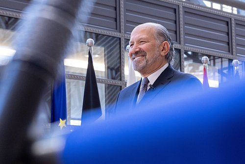 US-Handelsminister Howard Lutnick spricht mit Medien in Brüssel. - © Omar Havana/AP/dpa