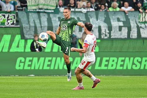 Wolfsburgs Kilian Fischer (l). - © Swen Pförtner/dpa
