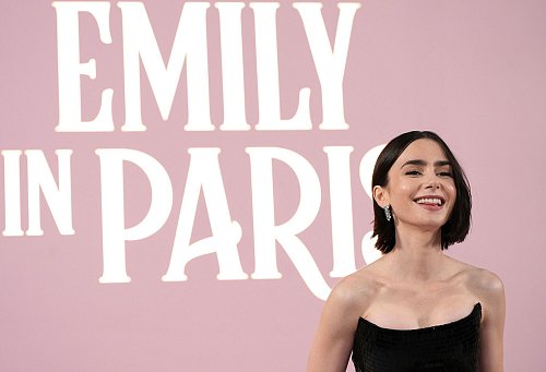 Die britische Schauspielerin Lily Collins spielt in der Serie «Emily in Paris» die Titelrolle. (Archivbild) - © Jordan Strauss/Invision/dpa