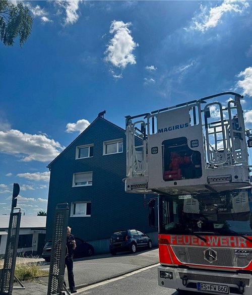Zur Rettung des jungen Tieres bauten die Feuerwehrleute ein Sprungpolster auf und brachten eine Drehleiter in Stellung. - © -/Feuerwehr Remscheid/dpa