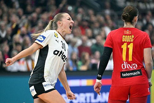 Rechtsaußen Jenny Behrend erzielt in der ersten Halbzeit vier Tore. - © Federico Gambarini/dpa